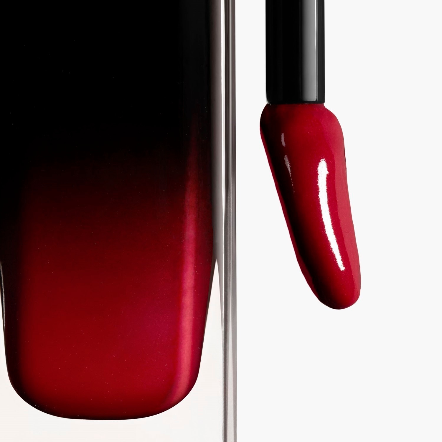 LA BARRA DE LABIOS LÍQUIDA BRILLANTE DE LARGA DURACIÓN